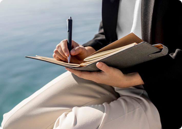 Автор пишет рассказ