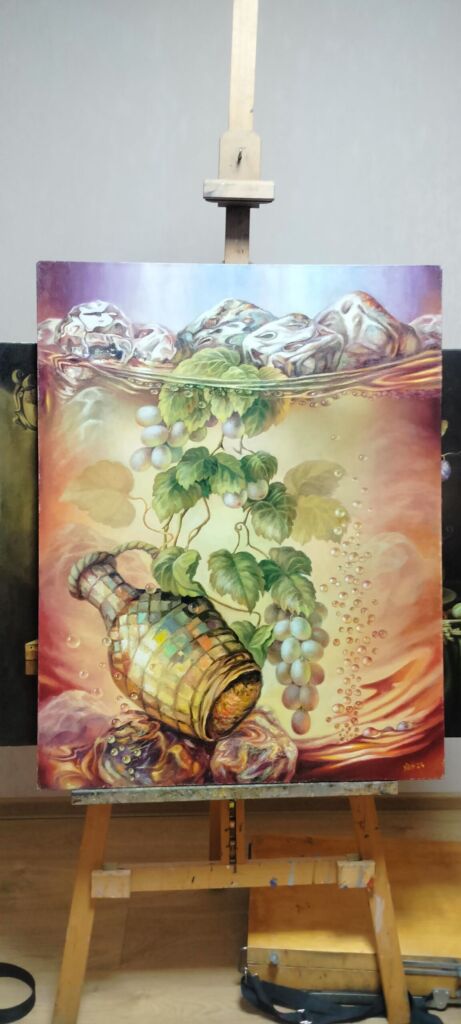 Явление красавицы в жаркий летний день в бокале виноградного вина